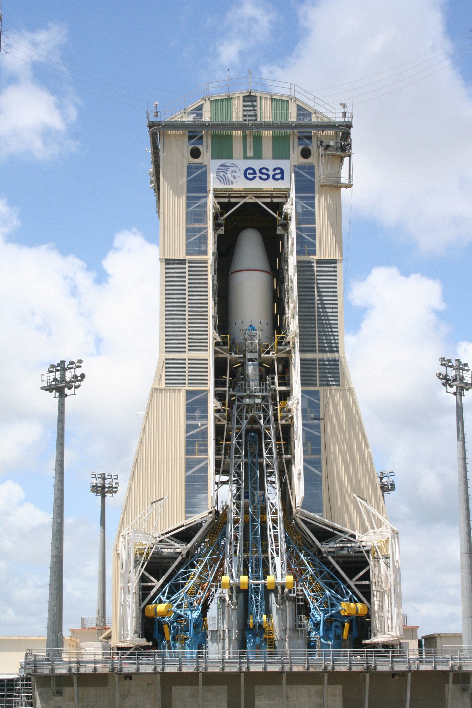 Le lanceur lors des tests de chronologie de lancement effectués au printemps 2011. Il est encore à l'intérieur du portique mobile qui est retiré avant le décollage. © Esa/Cnes/Arianespace-Service optique CSG
