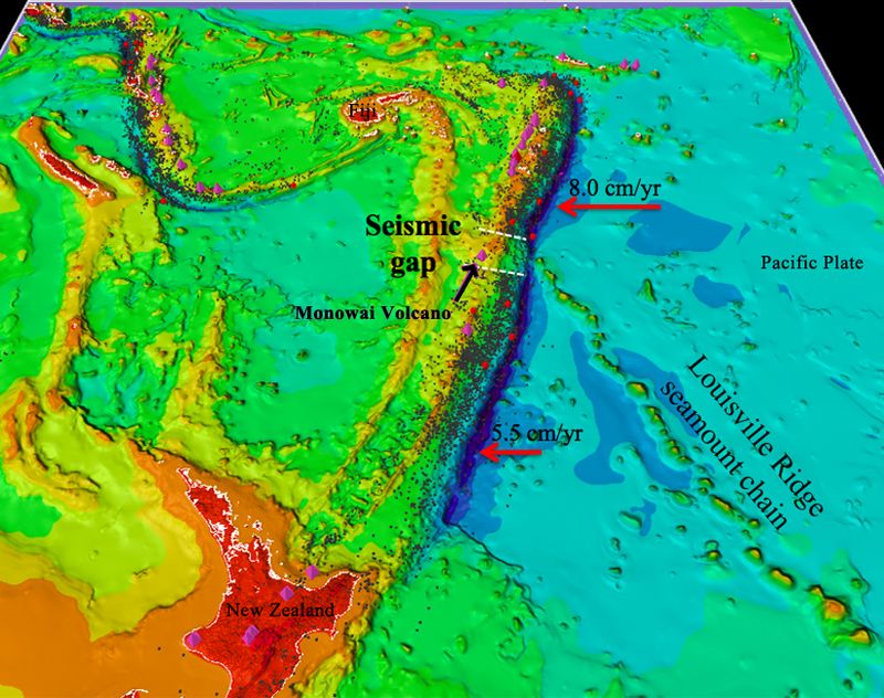 Le volcan sous-marin Monowai (Monowai volcano) se situe approximativement à l'intersection entre la fosse des Tonga-Kermadec et la chaîne de montagnes sous-marines Louisville (Louisville ridge seamount chain). L'activité volcanique est liée à la subduction de la plaque pacifique (Pacific plate) donc la vitesse de déplacement est indiquée au-dessus des flèches rouges (en cm par an ou cm/yr). Les Fidji et la Nouvelle-Zélande (New Zealand) sont représentées en rouge. © Tony Watts