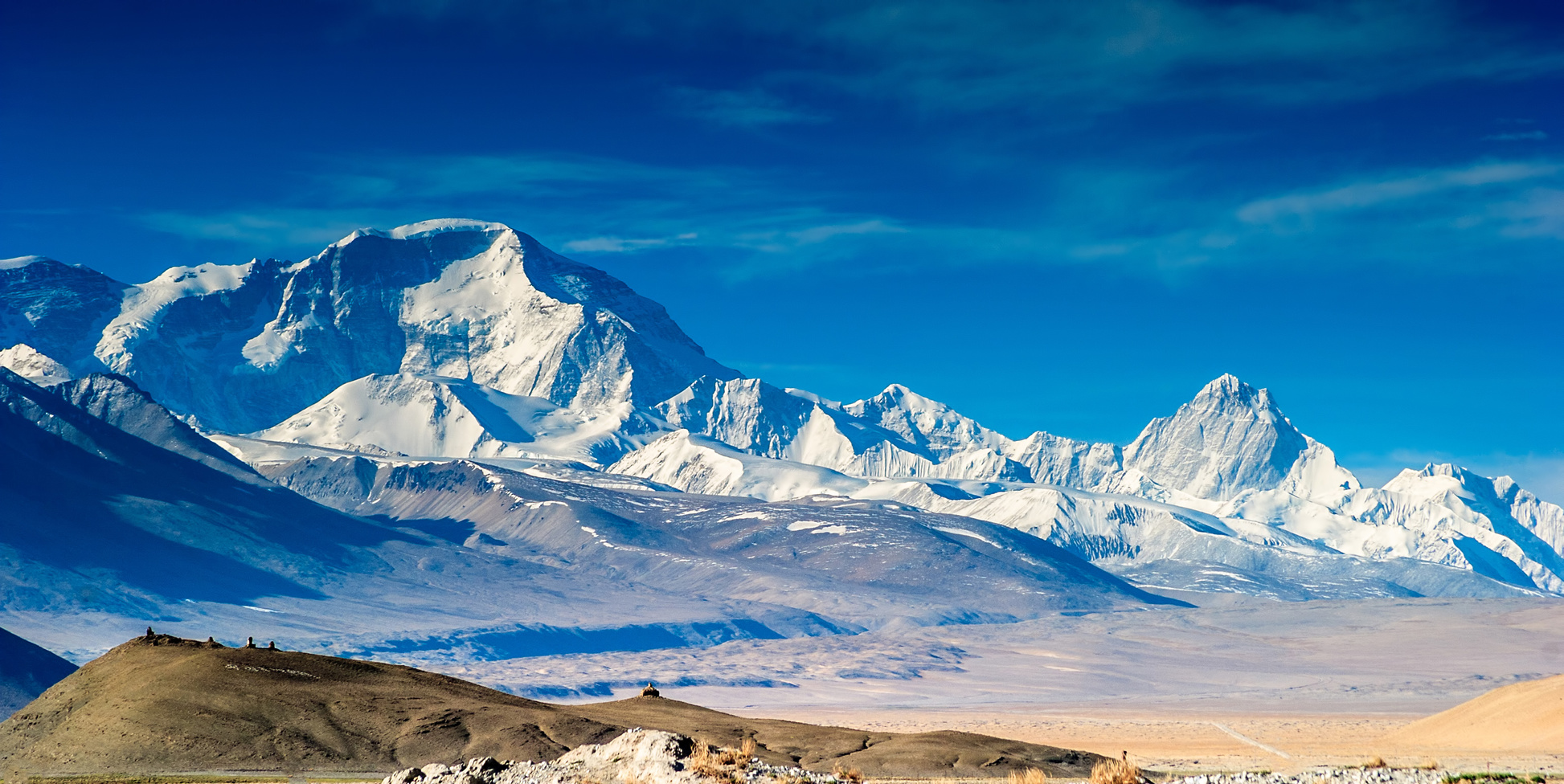 Pourquoi l'air contient-il moins d'oxygène en montagne ? Ici, le mont Everest dans l'Himalaya, vu depuis la Chine (Tibet). © Wang, Fotolia
