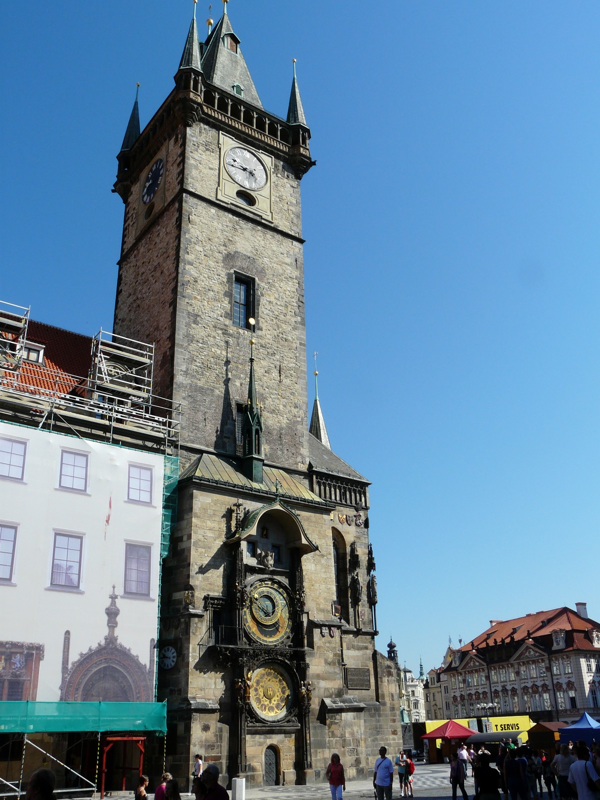 La façade sud du beffroi de l'Hôtel de ville de Prague et sa célèbre horloge astronomique. Crédit J-B Feldmann