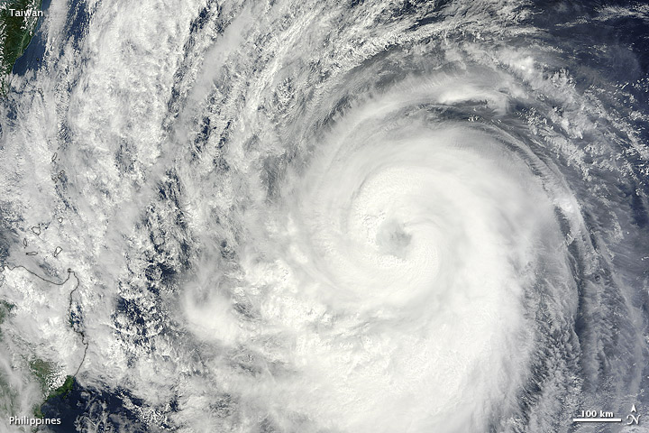 Image satellite du typhon Prapiroon, le 11 octobre 2012. Le satellite TRMM a rencontré trois cyclones dans la même journée du 12 octobre. © Nasa/Jeff Schmaltz, Lance Modis Rapid Response Team