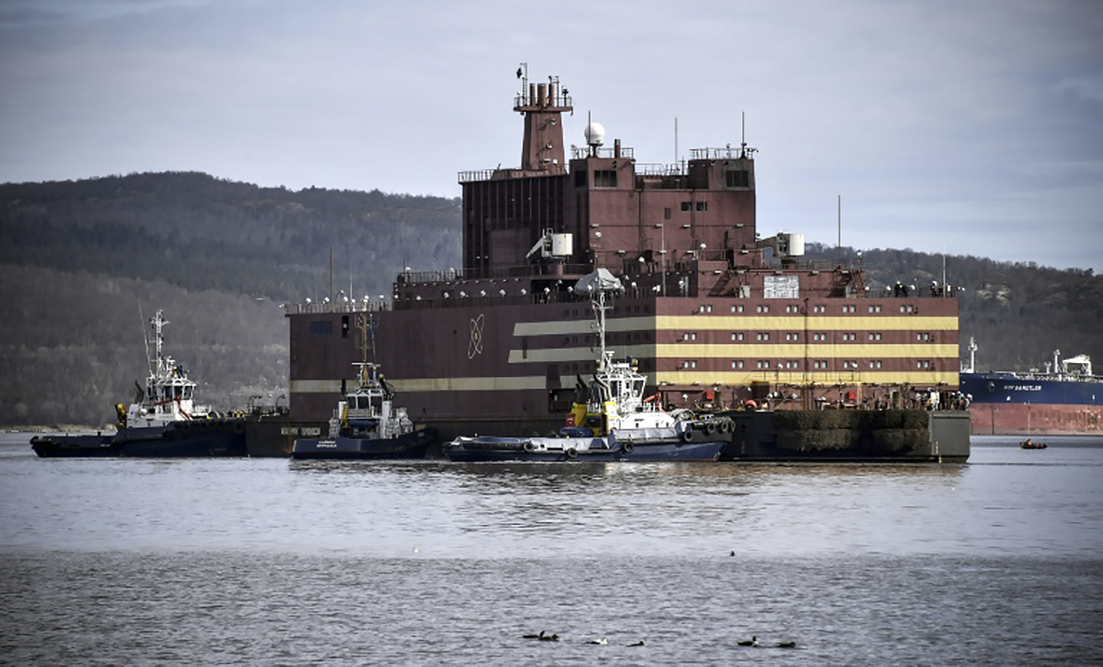 L'Akademik Lomonossov, centrale nucléaire flottante, est remorqué en direction du port de Mourmansk (nord de la Russie), le 19 mai 2018. © Alexander Nemenov, AFP, Archives