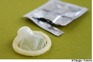 Le préservatif est le meilleur moyen de protection contre les IST en général et contre les infections à gonocoques en particulier. © Skogas / Photolia