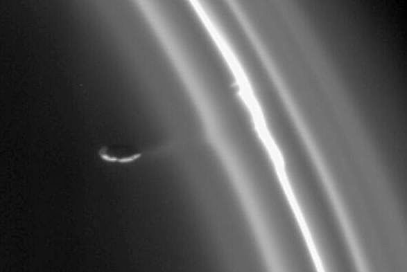 Gros plan sur Prométhée, vu par Cassini. Crédit Nasa/JPL