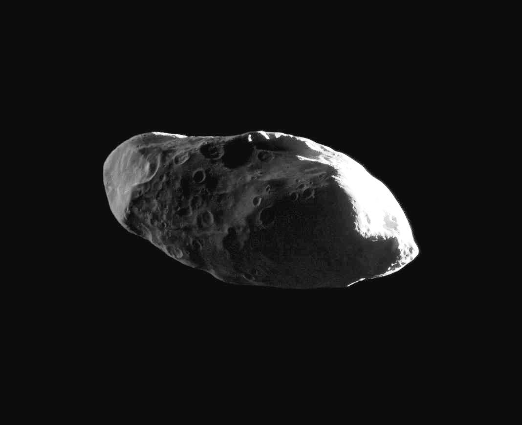 Prométhée est un petit satellite irrégulier, qui mesure 119 km par 87 km par 61 km. Il présente de nombreuses vallées et falaises ainsi que plusieurs cratères d'une vingtaine de kilomètres de diamètre. Il agit comme lune bergère interne de l'anneau F de Saturne. Il fut découvert en octobre 1980 à partir des photographies prises par la sonde Voyager 1. On le voit ici photographié par Cassini. © Nasa