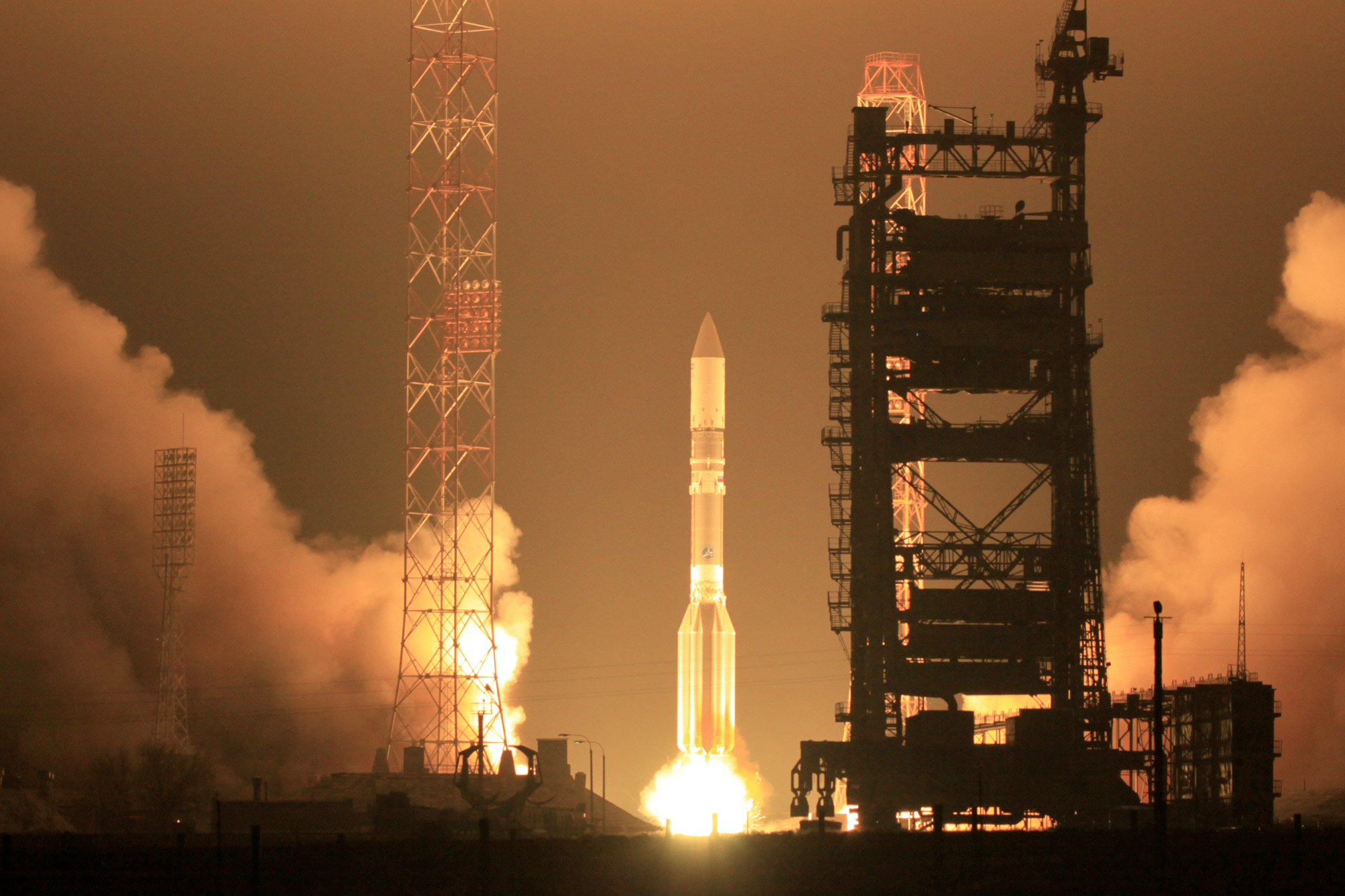 Décollage, samedi 8 décembre à 17 h 13 heure locale, du lanceur Proton du cosmodrome de Baïkonour. Plus tard, les responsables de la mission s'apercevront que le satellite a été placé sur une orbite trop basse. © International Launch Services