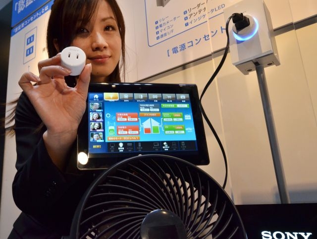 La puce sans contact de Sony identifie l'appareil branché et transmet les informations de consommation électrique. © AFP Photo/Yoshikazu Tsuno