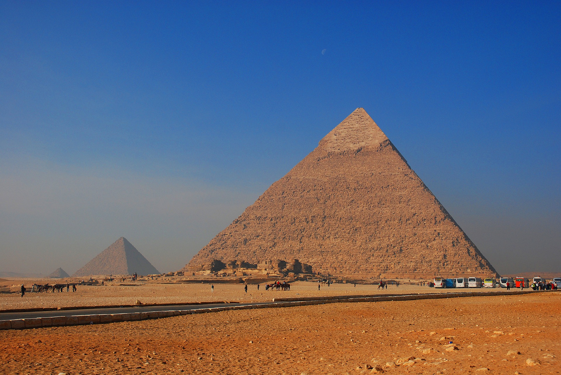 Les pyramides de Khéops, Khéphren et Mykérinos, à Gizeh, sont les plus célèbres du genre. Elles devaient permettre à leurs occupants de rejoindre le dieu du disque solaire, Rê, dans les meilleures conditions. © jarekgrafik, Pixabay, DP