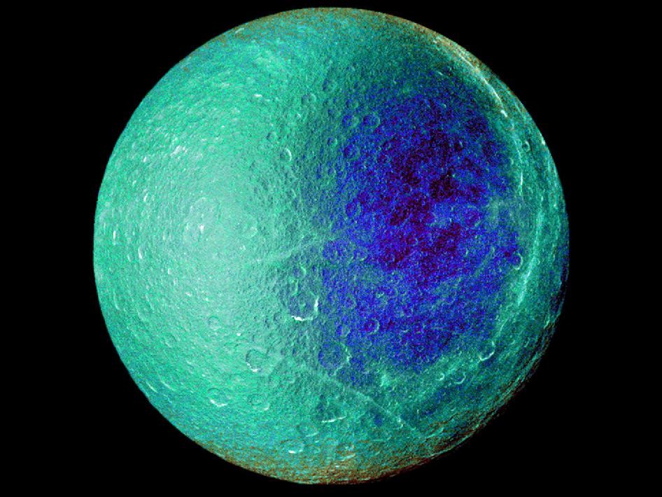 Image en fausses couleurs de Rhéa montrant le côté du satellite qui fait toujours face à Saturne. © Nasa/JPL/SSI