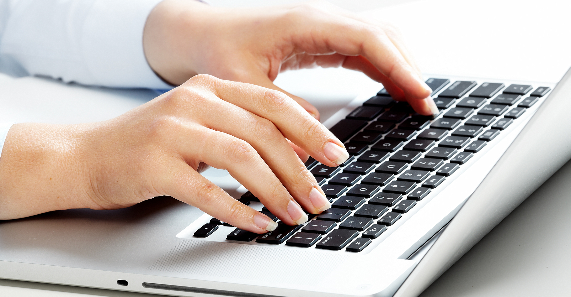 Les raccourcis clavier pour les majuscules accentuées varient selon l'ordinateur. © kurhan, Shutterstock