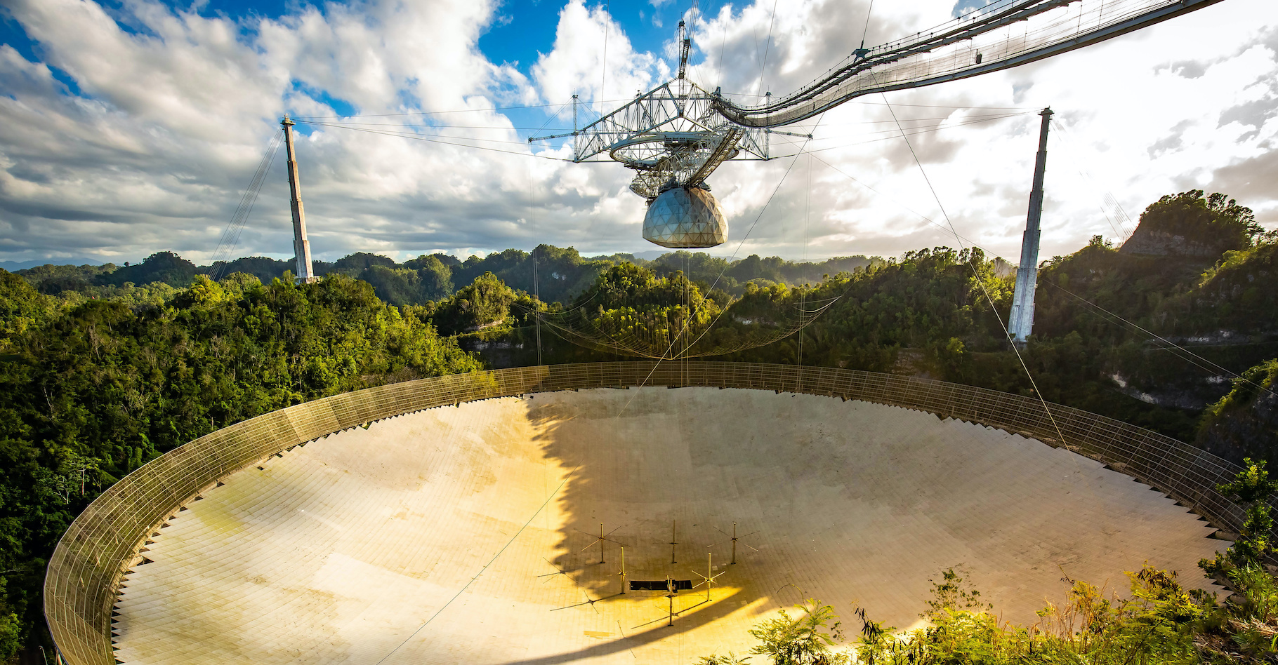 Le radiotélescope d’Arecibo a longtemps été le plus grand radiotélescope simple jamais construit. En ce début de semaine, il a été gravement endommagé par un incident technique. © PhotoSpirit, Adobe Stock
