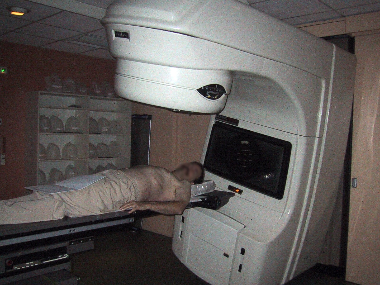 Un patient subissant une séance de radiothérapie. Crédit : GDFL-wikipédia