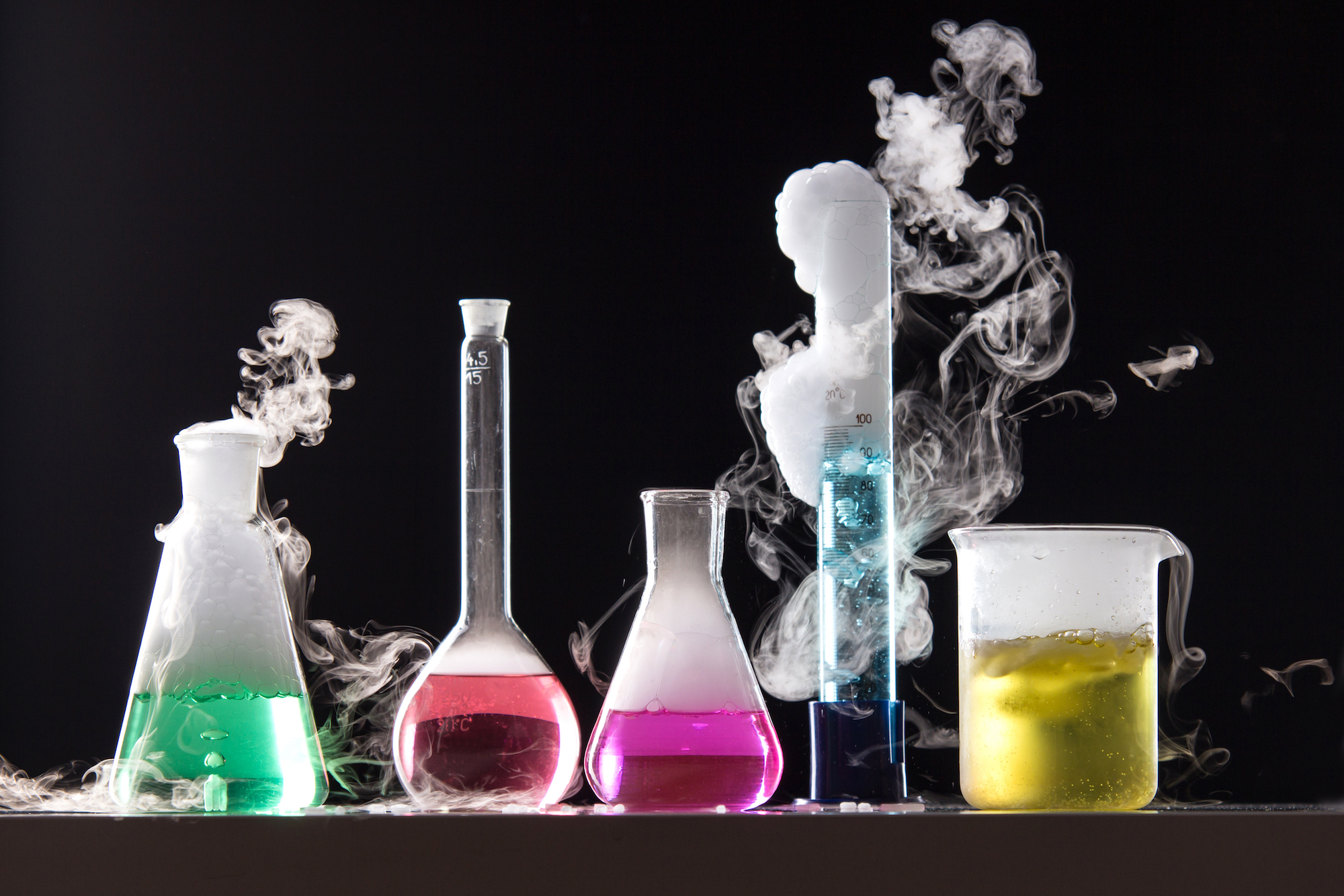 Au cours d’une réaction chimique, des espèces chimiques se transforment en d’autres espèces chimiques. © Michael Ludwiczak, Shutterstock