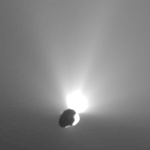 L'étonnant flash lumineux produit par l'impacteur - inerte - de Deep Impact sur le noyau de la comète Tempel 1. Crédit NASA.