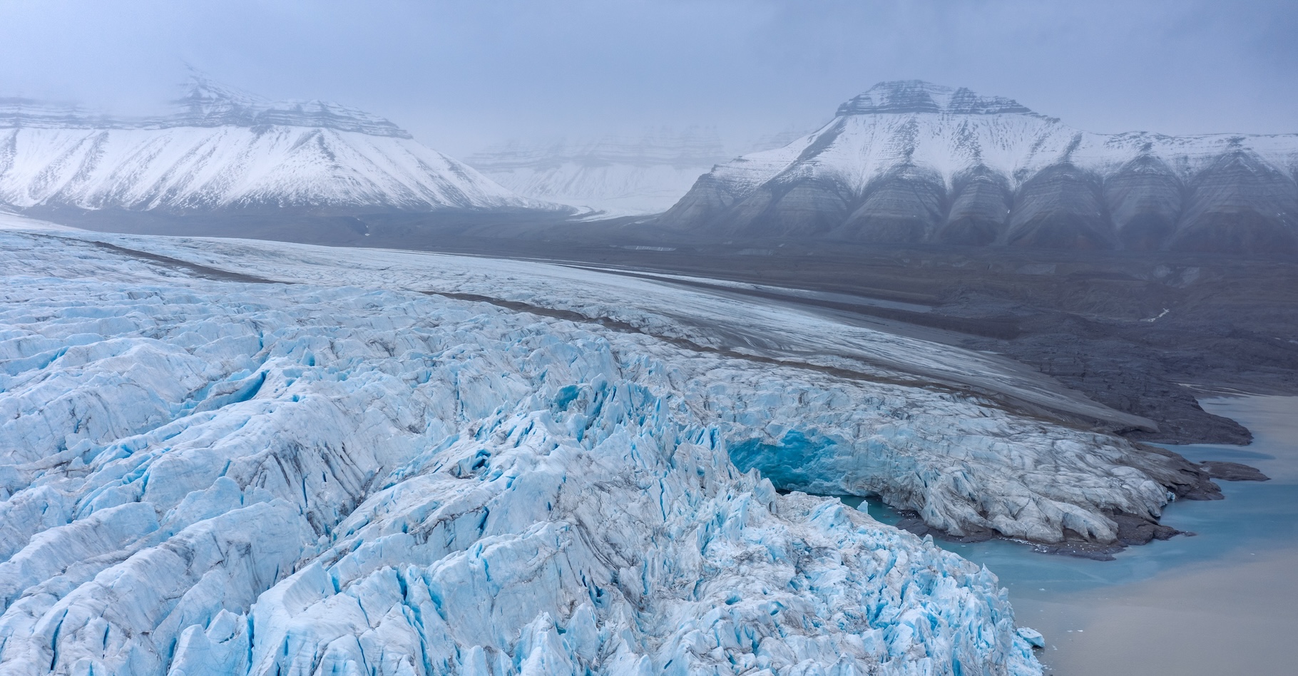Des chercheurs de l’université Queen Mary (Royaume-Uni) ont étudié les sols révélés par le retrait des glaciers en Arctique. Ici, le glacier Nordenskiöld, au Svalbard, pour illustration. © G.Gambacciani, Adobe Stock