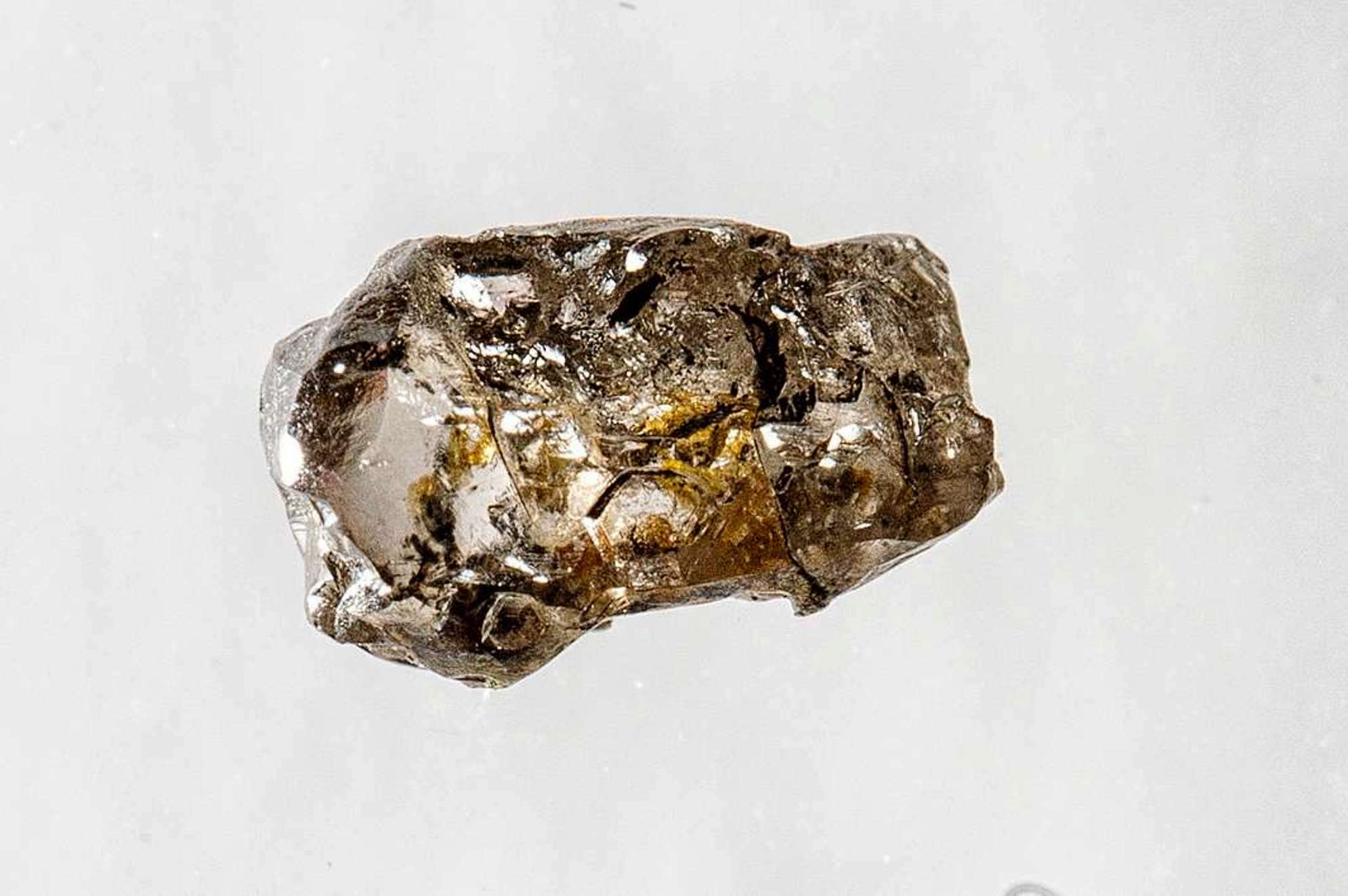 Ce diamant brut de mauvaise qualité ne fait que quelques millimètres de long. Il contient cependant un trésor invisible à l'œil nu qu'ont révélé des études patientes menées pendant des années. Les méthodes de spectroscopie Raman et de diffraction des rayons X ont montré qu'il contenait des inclusions d'un minéral mythique dans le manteau : la ringwoodite. © Université de l’Alberta