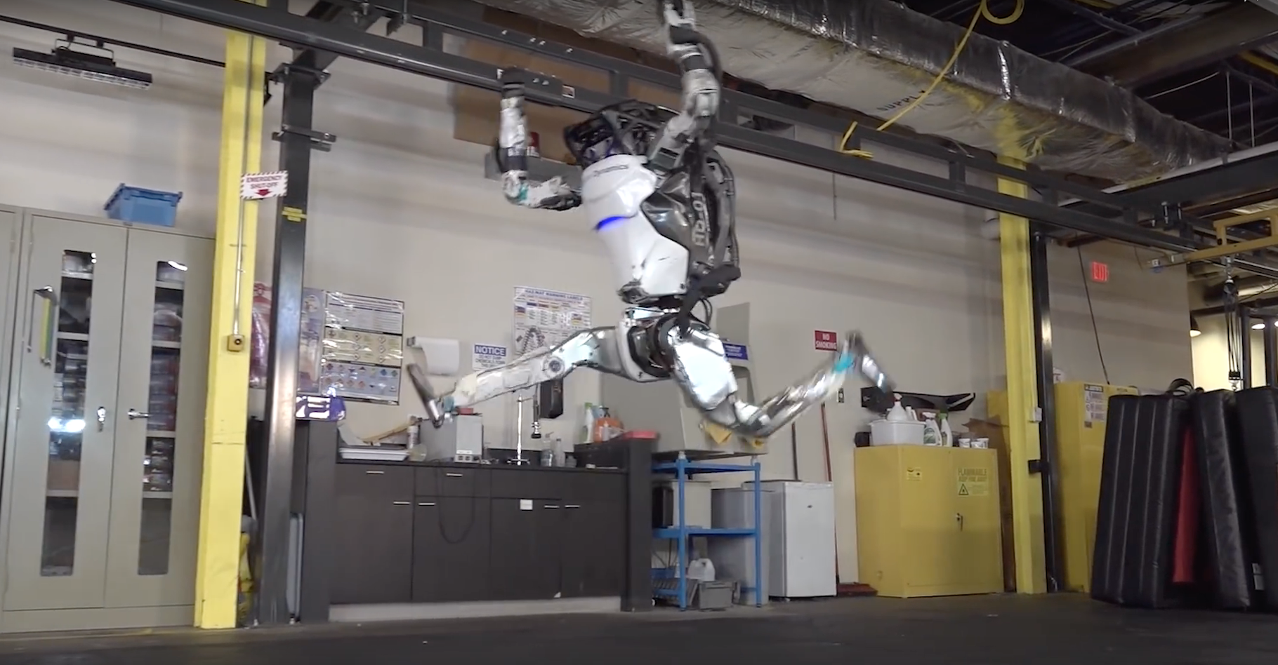Le robot Atlas de Boston Dynamics est désormais capable d’un enchaînement digne d’un gymnaste. Un enchaînement comportant sauts périlleux, roulades, poiriers et même sauts fendus. © Boston Dynamics, YouTube