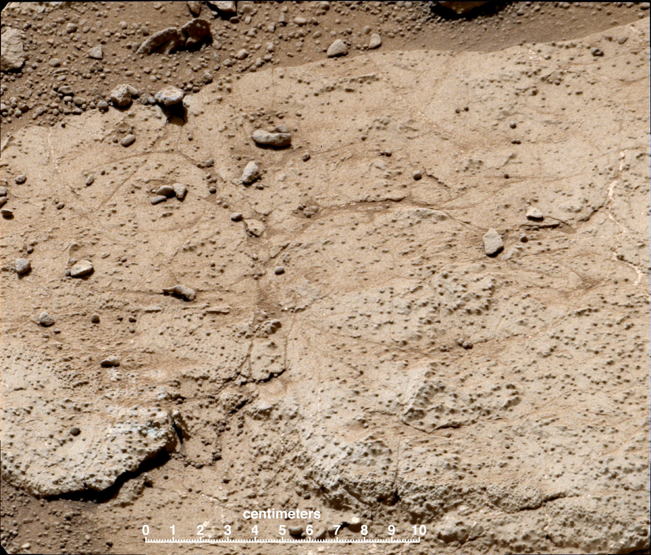 Cumberland sera la deuxième roche forée par Curiosity. Sa forme et certains détails de sa structure laissent à penser que les concrétions visibles sont le résultat de l'action d’une eau chargée en minéraux. © Caltech, MSSS, JPL,&nbsp;Nasa