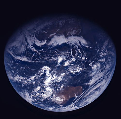 Alors que la sonde s'éloignait de la Terre le 15 novembre, la caméra à angle étroit a transmis une série d'images de notre planète en utilisant des filtres orange, vert et bleu. © Esa 2005 MPS for Osiris Team MPS/UPD/LAM/IAA/RSSD /INTA/UPM/DASP/IDA