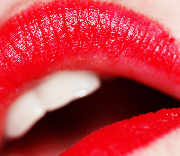 Les rouges à lèvres et les gloss pourraient contenir des métaux lourds à des niveaux toxiques... Mais cela reste à confirmer à l'aide d'une étude plus large. © Weglet, Wikimedia Commons, cc by 2.0