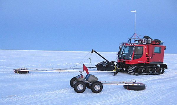 Yeti a été photographié en avril 2012 au Groenland devant l'engin qu'il est amené à remplacer. Ils servent tous deux à détecter la présence de crevasses sous la glace, mais le robot à l'avantage d'être autoguidé. La recherche humaine de crevasses est particulièrement stressante pour les équipages. © James Lever, U.S. Army's Cold Regions Research and Engineering Laboratory 