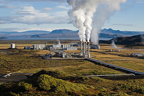 La centrale islandaise de Nesjavellir produit de l'électricité à partir de l'énergie géothermique. La chaleur puisée dans les entrailles de la Terre est utilisée pour transformer de l'eau en vapeur, qui fait ensuite tourner un alternateur. © Gretar Ívarsson, Wikimedia Commons, DP