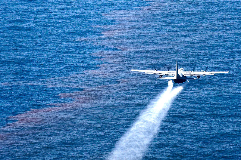 Ce Lockheed C-130 Hercules de l'armée américaine largue des dispersants sur du pétrole libéré lors de la catastrophe de&nbsp;la plateforme Deepwater Horizon.&nbsp;Le mélange pétrole-dispersant serait plus nocif pour les bars Dicentrarchus labrax que le pétrole seul. ©&nbsp;Adrian Cadiz,&nbsp;Wikimedia Commons, DP