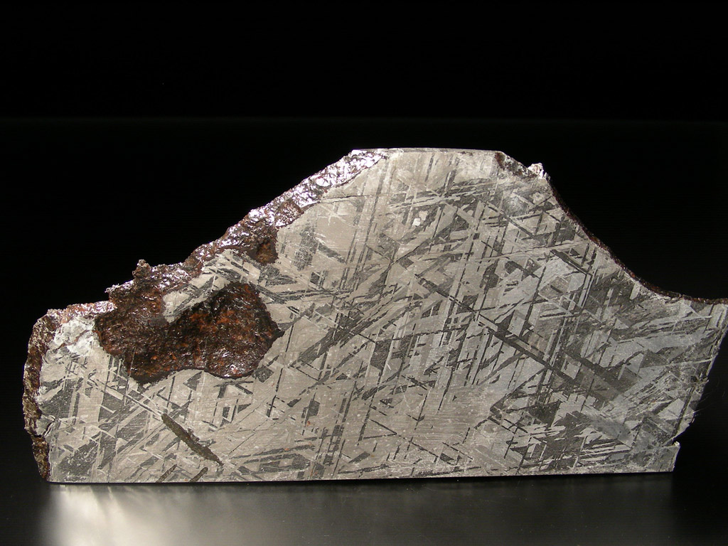Le buzz du mois : Inge Lehmann, la découvreuse de la graine de la Terre. On voit sur cette image une coupe de la météorite Gibeon, une sidérite octaédrite classée IV A, trouvée en Namibie en 1836. La belle structure de ses figures de Widmanstätten et son excellent état de conservation en font la météorite la plus utilisée en bijouterie mais pour les géologues, elle donne des indices sur l'aspect du noyau en fer et en nickel de la Terre. On pense en effet que ces météorites sont des vestiges des noyaux de petites planètes. © L. Carion, carionmineraux.com