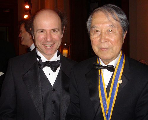 Deux géants du modèle standard de la physique des particules : les prix Nobel Frank Wilczek (à gauche) et Yoichiro Nambu (à droite). Tous deux ont contribué à la théorie des forces nucléaires fortes entre quarks appelée chromodynamique quantique (QCD). © Betsy Devine