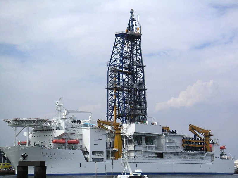 Le Chikyu est un navire de recherche japonais inauguré en 2002. Il peut forer jusqu'à sept kilomètres de profondeur dans le plancher océanique. © Gleam, Wikimedia Commons, cc by sa 3.0