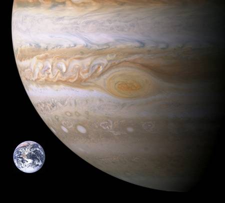 Une vue d’échelle entre la Terre et la Grande Tache Rouge de Jupiter. C'est un anticyclone très stable existant depuis au moins 300 ans dans l'atmosphère de Jupiter. Une vue d’échelle entre la Terre et la Grande Tache Rouge de Jupiter. C'est un anticyclone très stable existant depuis au moins 300 ans dans l'atmosphère de Jupiter.