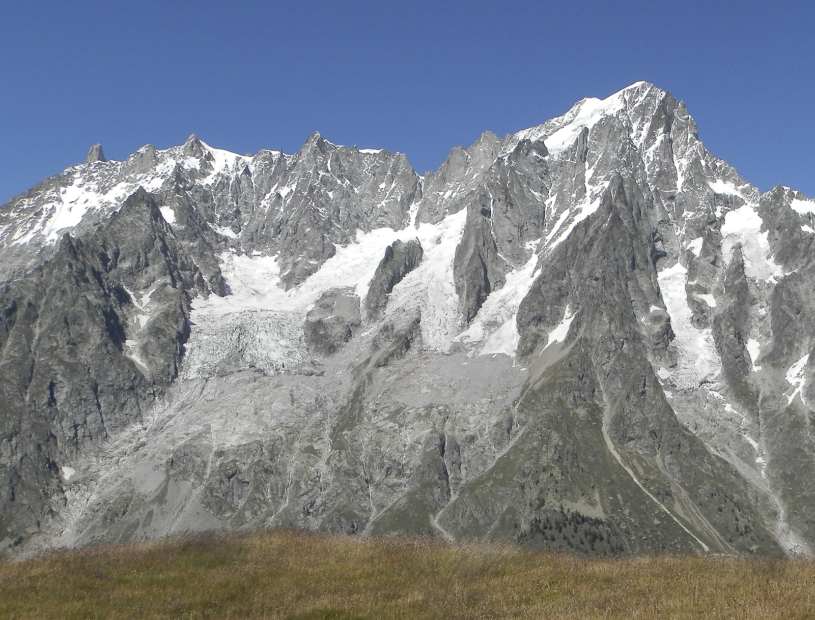 À cheval sur la Haute-Savoie (France) et la Vallée d'Aoste (Italie), la face sud des Grandes Jorasses et, à gauche, le glacier de Planpincieux sur le massif du Mont-Blanc.