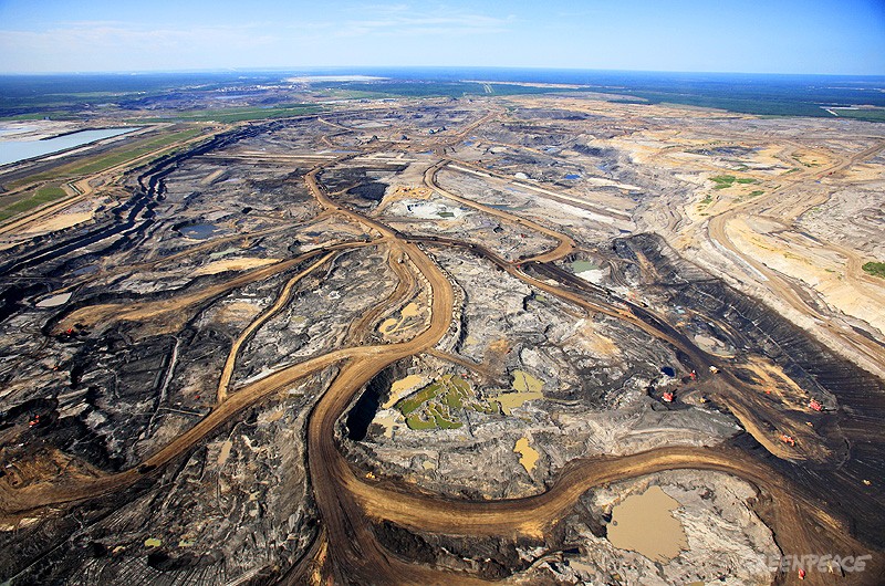 Les sables bitumineux d'Alberta constituent l'une des plus importantes réserves au monde. Le Canada entend produire 3 % du pétrole mondial d'ici 2020. Mais cette production entraîne une pollution aux HAP des lacs et rivières environnantes. Avant l'installation des mines, la région était couverte d'arbres. Actuellement, seuls 4.800 km2 de réserves sont exploitables par la technique minière, ce qui représente 0,1 % de la forêt boréale canadienne. L’exploitation minière actuelle en Athabasca s’étend sur environ 600 km2 soit près de 0,02 % de la forêt boréale canadienne. © Greenpeace, Rezac