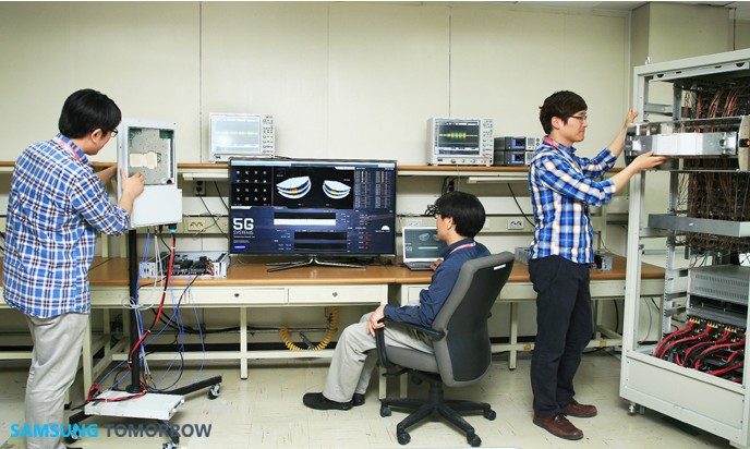 Dans son centre de recherche et développement, Samsung est parvenu à maîtriser une technologie de transmission basée sur la bande de fréquence à ondes millimétriques utilisée par les opérateurs Internet par satellite. La connexion 5G, réalisée sur une distance de deux kilomètres, a nécessité l’installation de 64 antennes relais.&nbsp;©&nbsp;Samsung Electronics