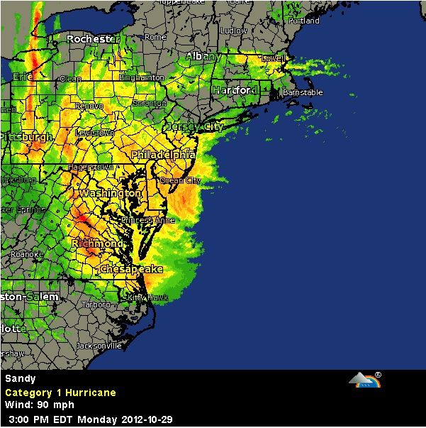 Les données radar des satellites du système Goes de la National Oceanic and Atmospheric Administration (NOAA) ont permis de déterminer avec une grande précision la trajectoire et le taux de précipitations de l'ouragan Sandy. © Weather Underground