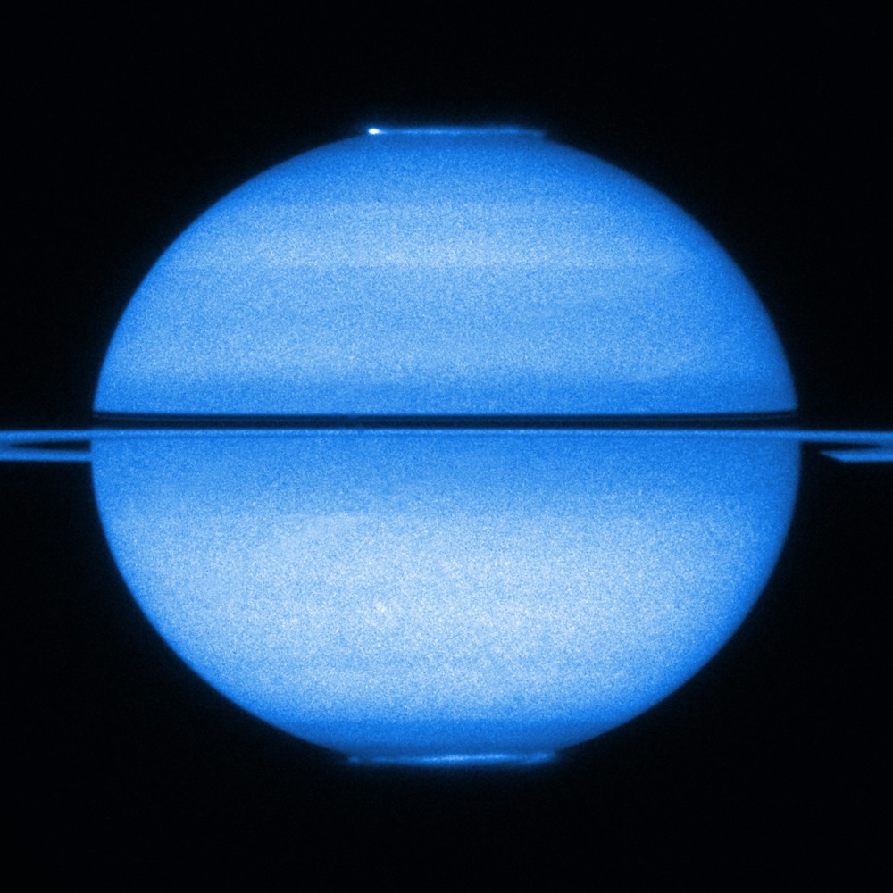 Une double aurore polaire observée sur Saturne en ultraviolet début 2009 par le télescope spatial Hubble. Crédits : Nasa / Esa
