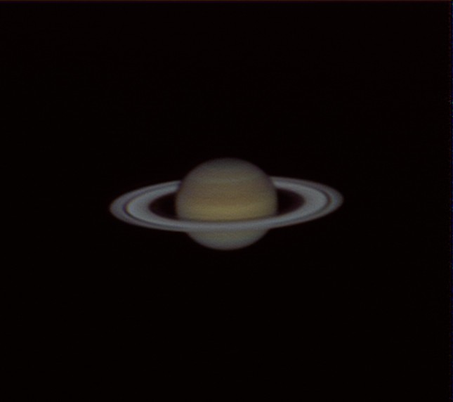 Saturne photographiée le 9 avril 2012 depuis les Antilles françaises avec un télescope de 20 centimètres de diamètre. La bande sombre qui sépare les anneaux est appelée la division de Cassini. © Jordan Blanchard 