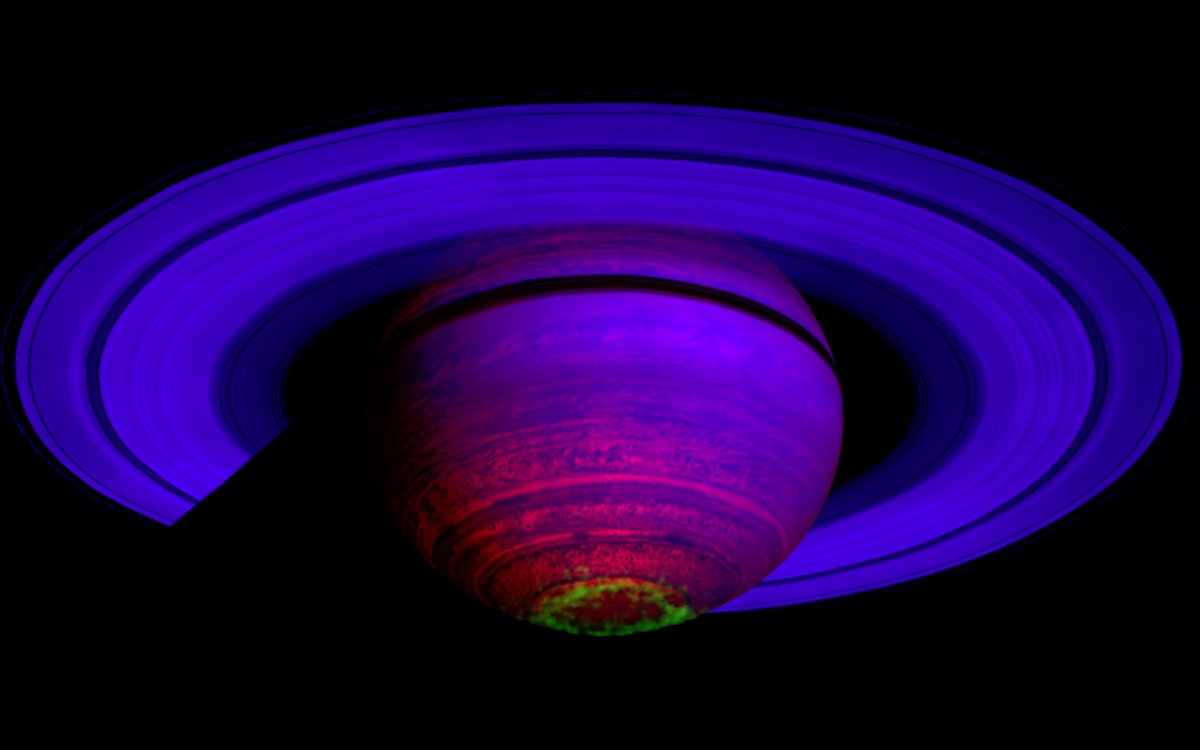 Cette image en fausses couleurs constituée de 65 observations de l'instrument VIMS montre en vert l'émission aurorale qui se déroule au pôle de Saturne le 1er novembre 2008. Crédit Nasa/JPL/University of Leicester/University of Arizona