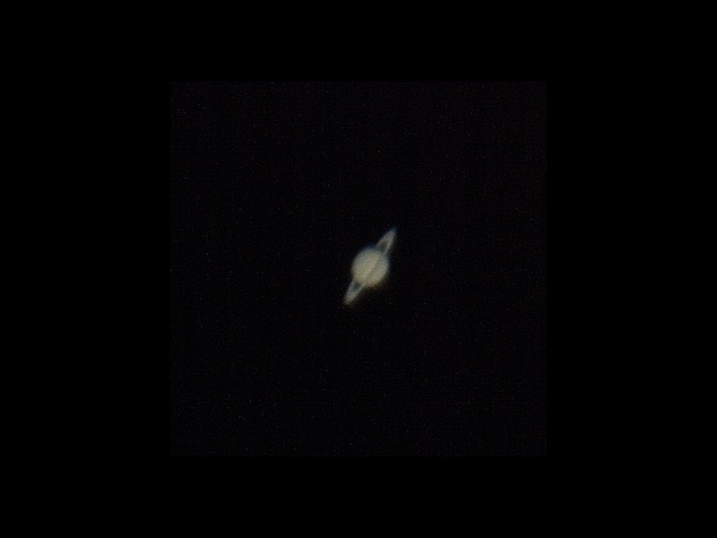 Saturne photographiée à l'aide d'un petit télescope. © J. Blanchard