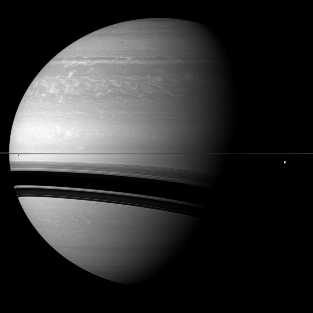 Prise à un peu plus de 2 millions de km de Saturne, cette image révèle la taille démesurée de la planète aux anneaux par comparaison avec les satellites Encelade et Téthys. © Nasa/JPL-Caltech/Space Science Institute