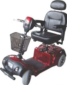 Parmi les fauteuils les plus évolués, le Wedge est un scooter à quatre roues prévu pour une utilisation mixte. Il peut circuler à l'extérieur en terrain aménagé et à l'intérieur du fait de sa relative compacité. Il coûte 2.400 euros hors taxe. © Dupont Medical