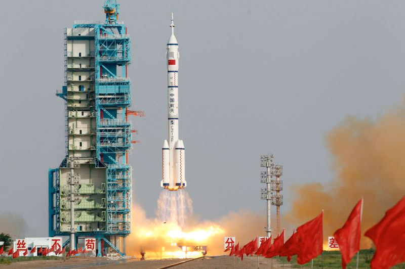 Depuis le Centre spatial de Jiuquan, dans le désert de Gobi, décollage du&nbsp;vaisseau Shenzhou-9&nbsp;lancé par une fusée&nbsp;Long March 2F. Le même lanceur emportera Shenzhou-10 vers le module orbital Tiangong-1 cet été.&nbsp;© Ng Han Guan, AP
