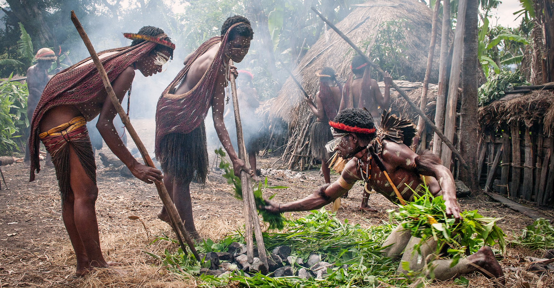 Les Papous forment un peuple de chasseurs-cueilleurs habitant l'île de Nouvelle-Guinée. © Byelikova Oksana, Shutterstock