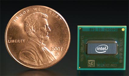 Un Silverthorne, à côté d'un penny, de même diamètre que notre pièce de dix centimes. © Intel