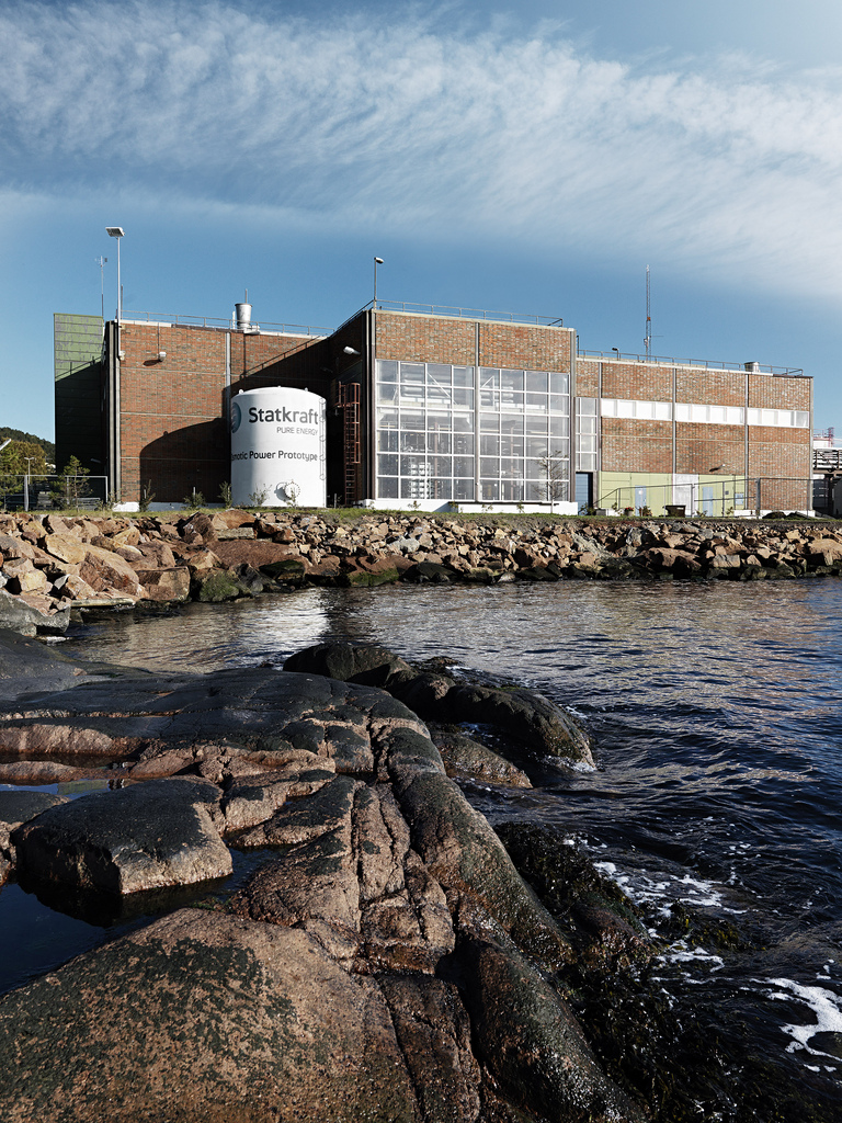 Cette centrale osmotique construite à Tofte, en Norvège, en 2009 est un prototype. La puissance de cette installation était de 2 à 4 kW lors de son lancement, juste de quoi faire fonctionner une bouilloire électrique. Statkraft prévoit de mettre des installations commerciales sur le marché dès 2015. © Statkraft
