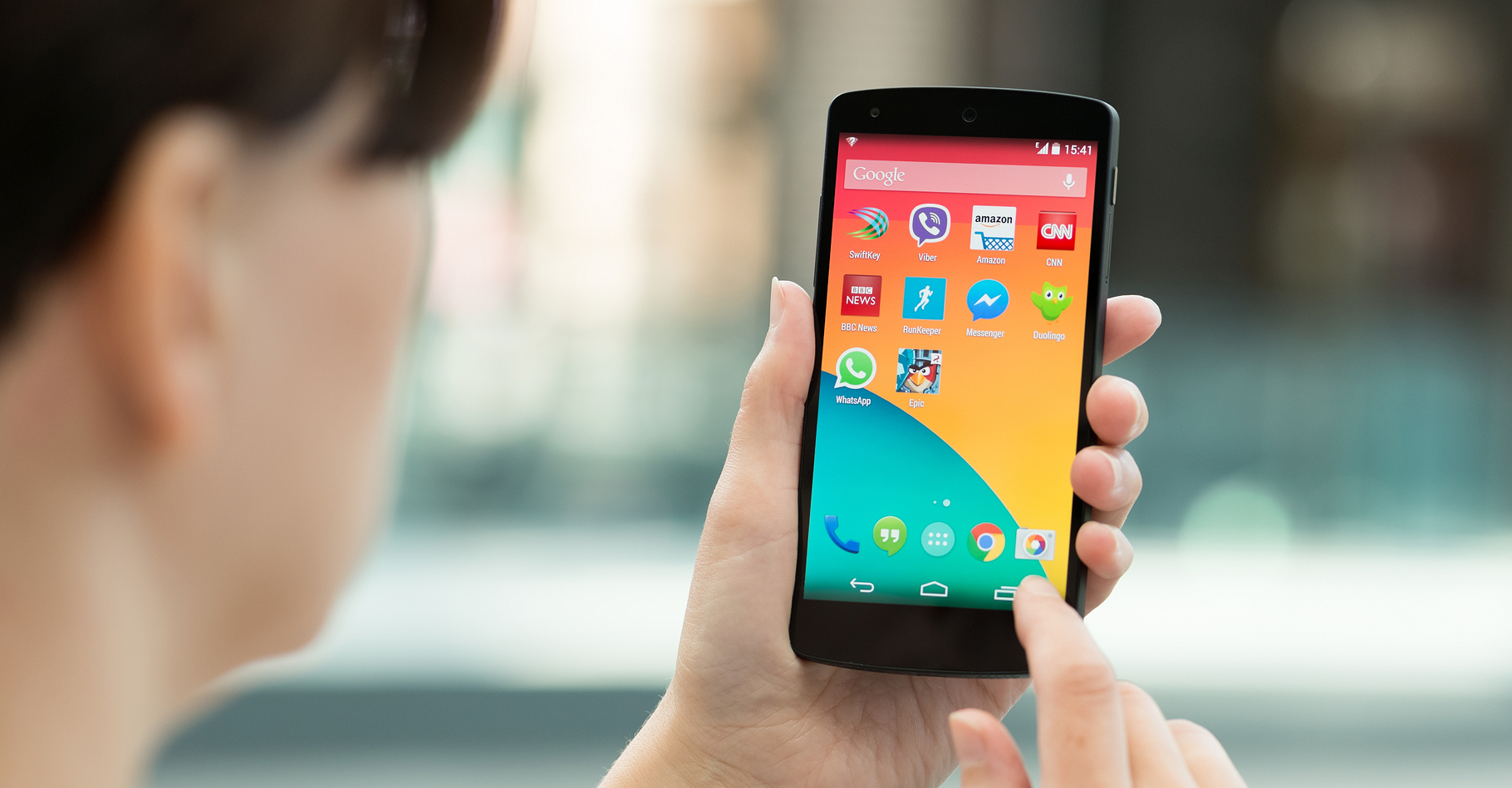Un smartphone Android&nbsp;peut devenir une véritable télécommande pour PC, grâce au Wi-Fi.&nbsp;© Bloomicon, Shutterstock