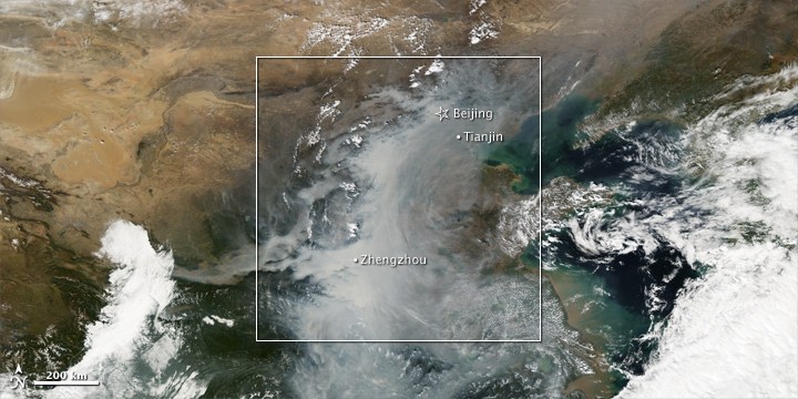 Les satellites Aqua et Terra de la Nasa ont capturé cette image en couleur naturelle du smog en Chine, le 8 octobre 2010. Celui-ci est visible via le nuage blanc laiteux et gris couvrant le centre de l'image. La pollution aux particules fines peut augmenter le risque de décès après une crise cardiaque. © Nasa