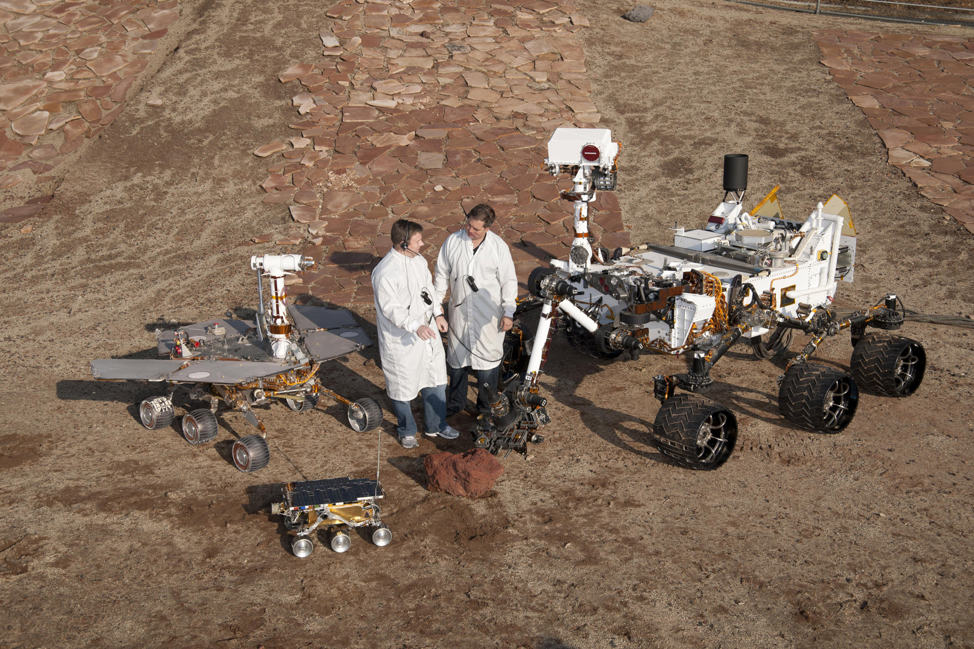 Trois générations de rovers martiens en taille réelle avec, du plus petit au plus grand, Sojourner (1997), Opportunity (2004) et Curiosity.&nbsp;©  Nasa,&nbsp;JPL-Caltech 