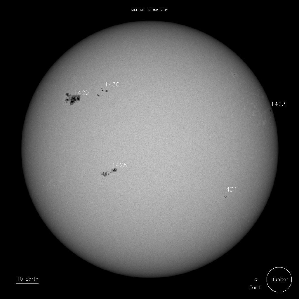 Cette image réalisée dans le domaine visible le 5 mars 2012 montre l'ampleur de la nouvelle tache solaire AR 1429 apparue trois jours plus tôt. © Nasa/SDO