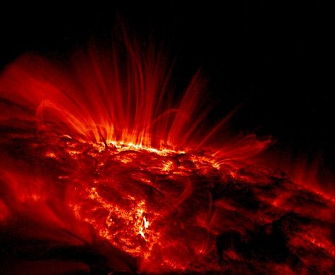 Observé en lumière ultraviolette, le bord du Soleil révèle l'écoulement du plasma le long des boucles du champ magnétique de notre étoile. © Trace/Nasa 